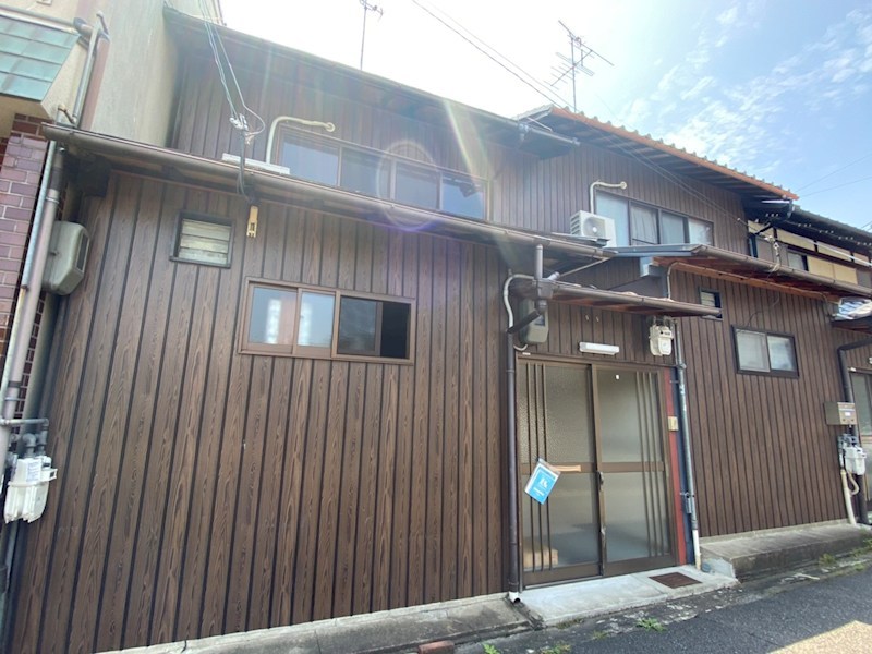 flatagency's tweet photo. 【#京都のお部屋探し】
西陣の路地（千本鞍馬口辺り）にある
改装済みの一軒家。
ご家族暮らしはもちろん、一人暮らしにも◎
屋根付の庭があり、家庭菜園できますよ♪
縁側でのんびりするのも良し👍🌿
ペット飼育も相談可能です🐈

詳細↓
https://t.co/sG4FtTX5B8
#京都賃貸 #京都移住 https://t.co/LVBrDpmYmP
