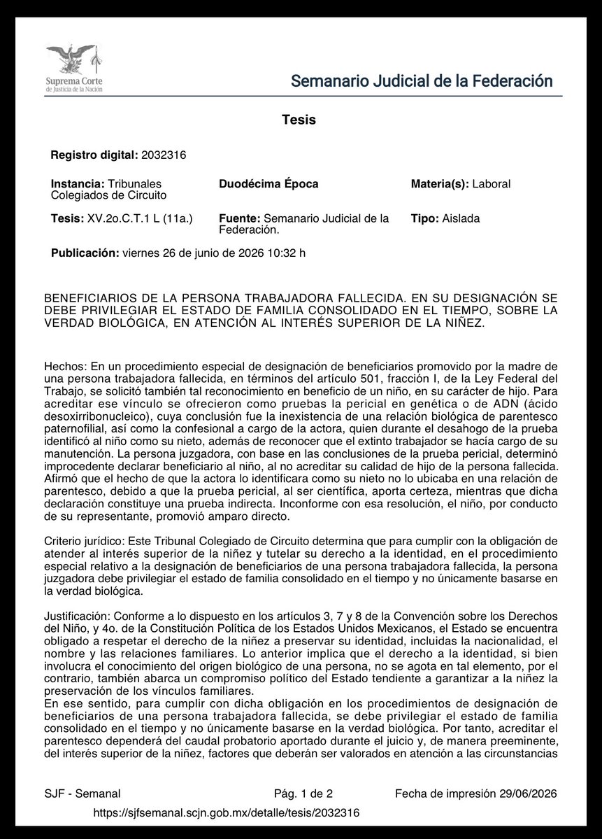 RaquelCharq's tweet photo. ¿Puede un niño ser considerado tu hijo aunque el ADN diga que no… y, ante la ley, tener derecho a ser reconocido como beneficiario?

Legales me acabo de encontrar con un caso muuuy interesante...

Imagina que creces con una persona que se hace cargo de ti, cubre tus gastos, responde por ti, pa' pronto, ocupa el lugar de tu padre. Pero cuando esa persona fallece y se tiene que decidir quiénes son sus beneficiarios, todo se reduce a un examen de ADN.

El resultado es negativo. No hay vínculo biológico.

Con base en eso, se decide que el niño no puede ser reconocido como beneficiario. Ya que si no hay relación genética, no hay parentesco. Incluso cuando dentro del mismo proceso la propia madre del trabajador reconoce al niño como su nieto y admite que su hijo se hacía cargo de él, eso no fue suficiente para revertir la decisión.

El caso se impugna. Y aquí es donde viene lo interesante...

El nuevo criterio establece que, cuando está en juego el interés superior de la niñez, no puede analizarse el caso únicamente desde la verdad biológica. La identidad de una persona menor no se agota en el ADN, también abarca los vínculos familiares que se han construido en el tiempo, las relaciones materiales que, en los hechos, han funcionado como familia.

Se sostiene que, en la designación de beneficiarios de una persona trabajadora fallecida, debe privilegiarse el estado de familia consolidado en el tiempo, no únicamente el origen biológico.

El derecho a la identidad, según los estándares constitucionales y convencionales, obliga a proteger no solo el origen de una persona, sino también sus relaciones familiares reales. Esto implica reconocer que la familia no siempre coincide con la genética y que, en ciertos casos, lo determinante no es quién engendró, sino quién cumplió ese rol en la vida de la persona menor.

Ustedes qué opinan legales… ¿debe pesar más la biología o la realidad familiar en estos casos?

Les dejo la tesis aquí:
https://t.co/WFCPC8cG7p