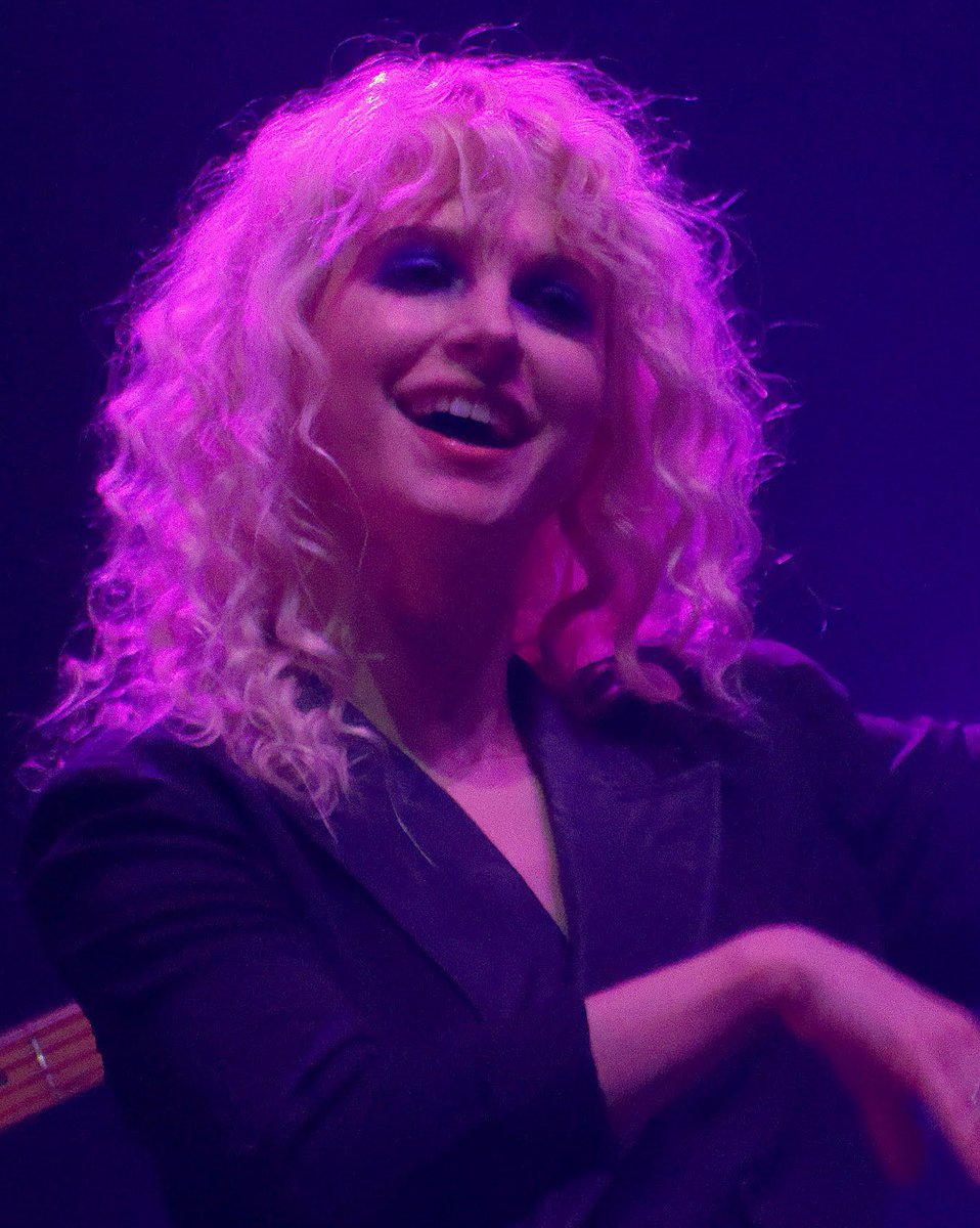 yelyahglazer's tweet photo. hayley's look tonight reminded me of one of my fav AL looks https://t.co/PYCcNrUrqB