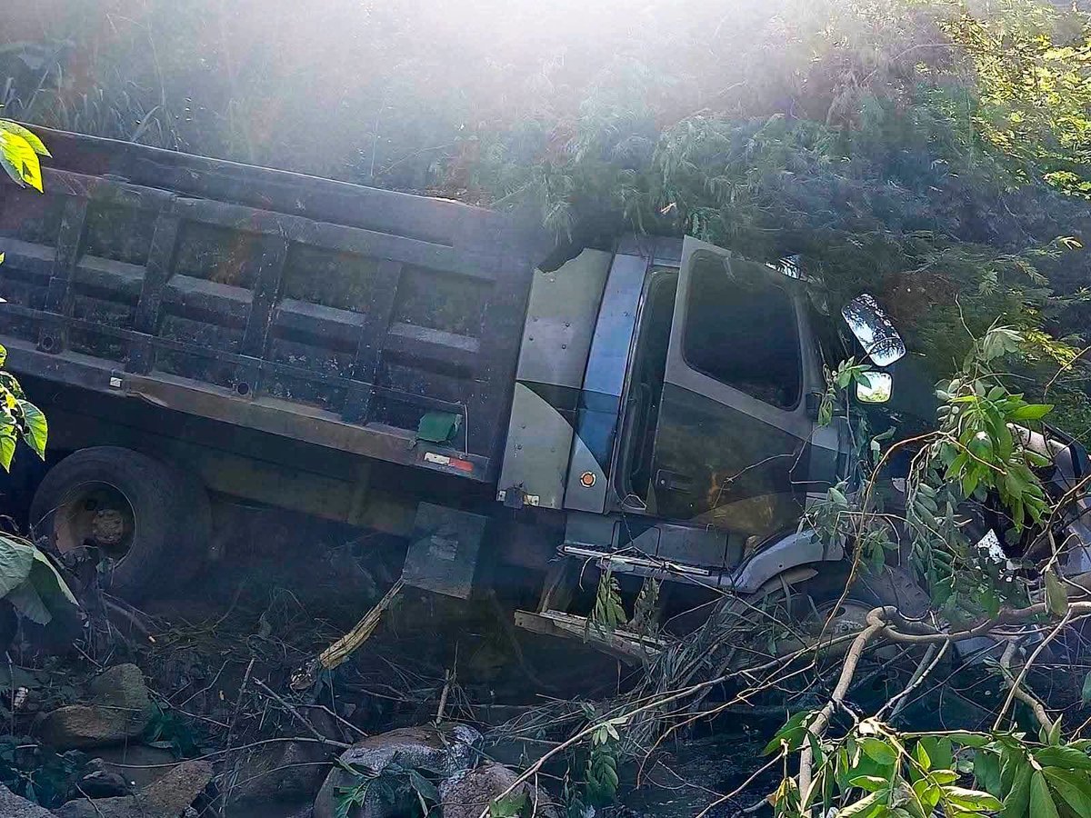 miCheroSV's tweet photo. El motociclista Antonio Teban falleció cuando el conductor de un camión de volteo chocó con un carro y lo pasó embistiendo en la carretera que conduce de San Salvador a Sonsonate, desvío Los Mangos, Armenia. Posteriormente la volqueta se precipitó a un barranco. 📸 Cortesía https://t.co/5Wwzk3tRfY