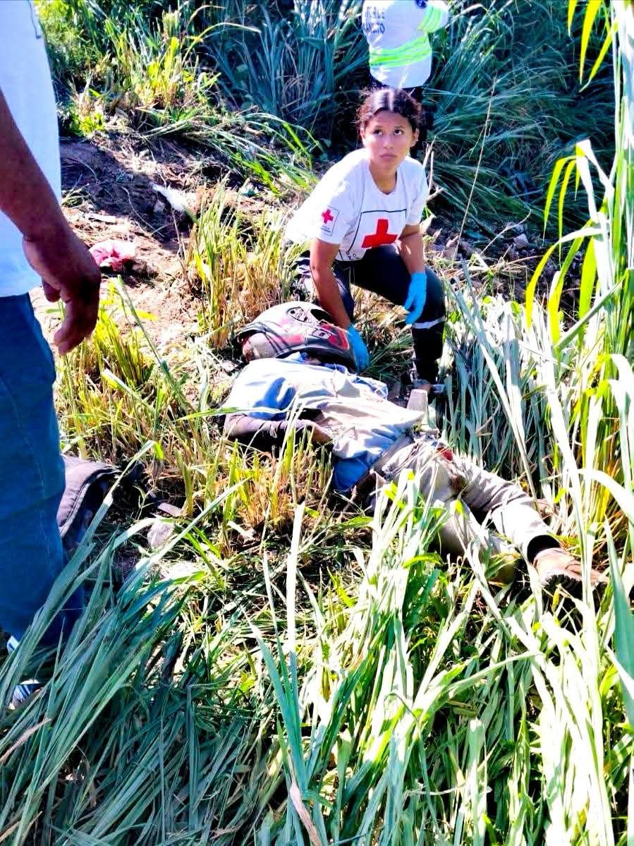 miCheroSV's tweet photo. El motociclista Antonio Teban falleció cuando el conductor de un camión de volteo chocó con un carro y lo pasó embistiendo en la carretera que conduce de San Salvador a Sonsonate, desvío Los Mangos, Armenia. Posteriormente la volqueta se precipitó a un barranco. 📸 Cortesía https://t.co/5Wwzk3tRfY