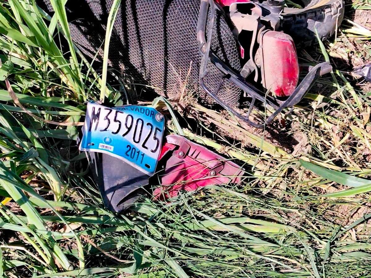miCheroSV's tweet photo. El motociclista Antonio Teban falleció cuando el conductor de un camión de volteo chocó con un carro y lo pasó embistiendo en la carretera que conduce de San Salvador a Sonsonate, desvío Los Mangos, Armenia. Posteriormente la volqueta se precipitó a un barranco. 📸 Cortesía https://t.co/5Wwzk3tRfY