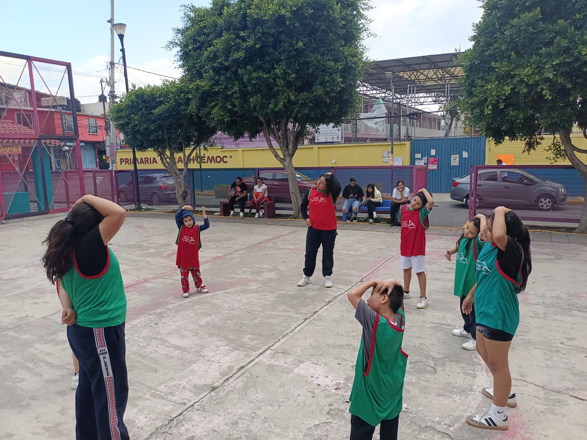 Eugepeve's tweet photo. Se activa semáforo deportivo 🚥 de la  @FAHHdeporte Deporte en marco de #MundialSocial2026 se realiza actividad de basquetbol iniciación puesta en práctica #juegolimpio y bienestar de niños, niñas y jóvenes 🏀 gracias @Martin01969019 por su apoyo 🙏🏻 https://t.co/prcZLRpnlD