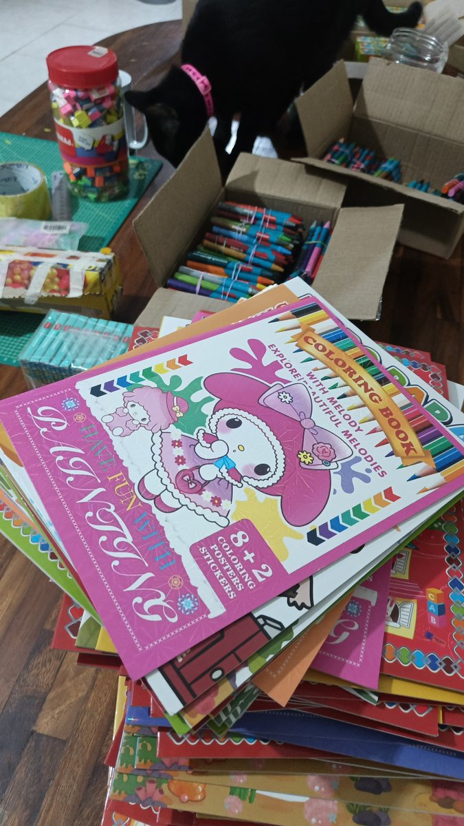 kalliope_d's tweet photo. 197 kits entre ayer y hoy de los cuales 90 ya tienen a dónde ir 🥹♥️ estoy MUY agradecida con TODOS. Me faltaron bolsas, mañana las voy a comprar y creo que alcanzan para unos cuantos libros más. https://t.co/AV5SFovLly