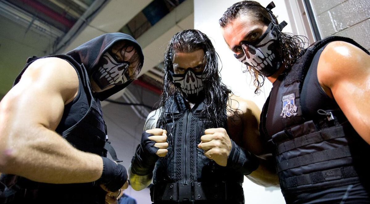 Angelicaceresa1's tweet photo. Roman and Seth 🥺I swear, judging by Seth speech, it really feels like the end,the end of an era, of a rivalry,of something that left its mark on so many people..I'm emotional because I knew it had to happen sooner or later, but I'm truly sad 😭 Thank you, Shield ❤️ #romanreigns https://t.co/IUxiOW36c6
