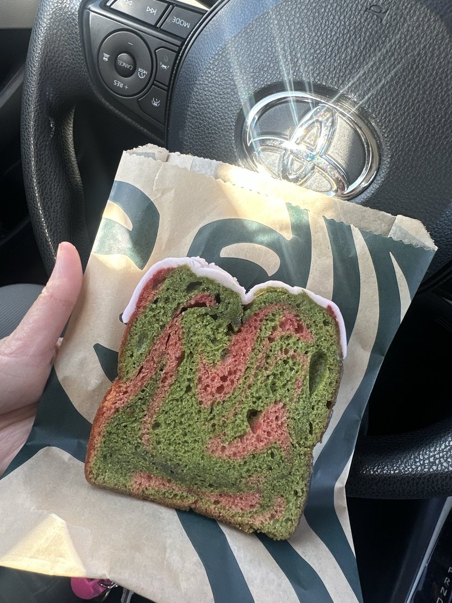 khrystalee's tweet photo. Thanx @Starbucks for the free bday pastry 💝 https://t.co/coVBMHbvjL