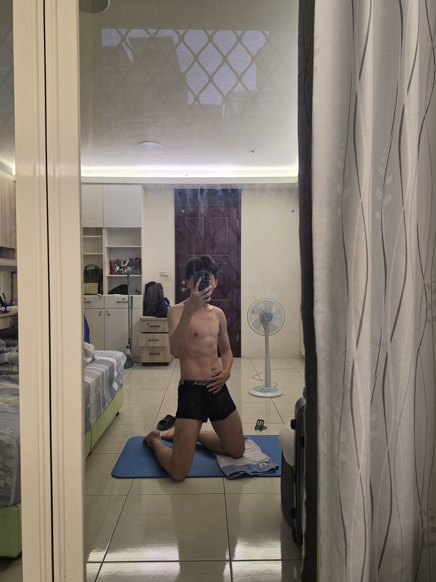 OldEe35's tweet photo. 嗯……為什麼拍起來的感覺差很多？我比較喜歡前面兩張的感覺~嘿嘿因為感覺有色氣 \(\\∇\\)\ https://t.co/QBstDmS9Mo