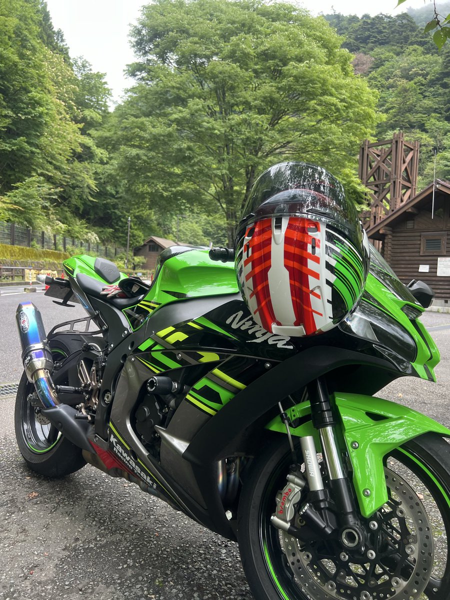 sketyk's tweet photo. 川野の路面はドライだったけどかなり落ち葉が多くて萎えた(´-ι_-｀) https://t.co/mRx3SlAgG6