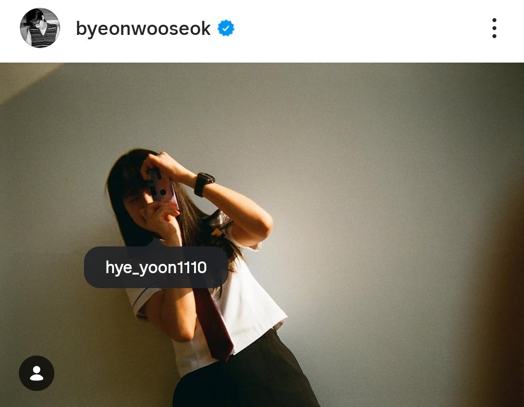 joochocoo's tweet photo. how she posted him                 how he posted her https://t.co/9G00Jq8HMQ