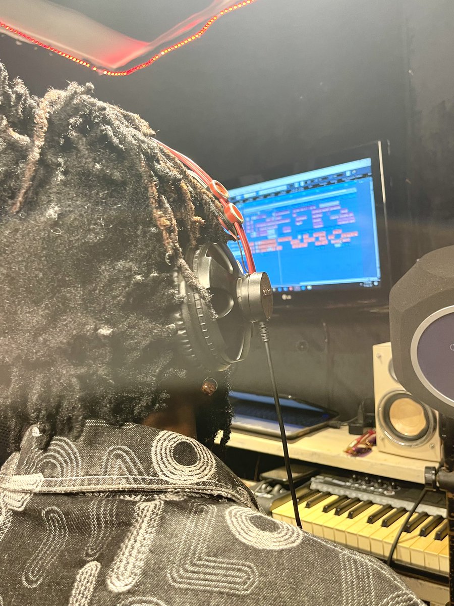 isdacee's tweet photo. It’s no use going back to yesterday because I was a different person then. So every day I keep developing my self confidence to become a bette version of myself. 
NEW MUSIC 🎵 LOADING!!! #music #livemusic #selfimprovement #trendingreels #reelsvideo https://t.co/FEZ9YjUB0E