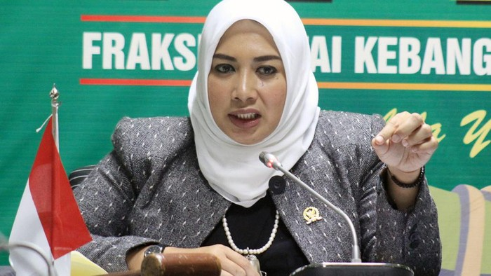 LambeSahamjja's tweet photo. DPR Usul pake AI Bantu Daerah Minim Dokter:
- AI bantu analisis gejala 
- pasien sebutkan keluhan, AI bantu identifikasi kemungkinan penyakit
- AI jadi solusi sementara sambil tunggu pendidikan dokter daerah
- pendidikan dokter butuh waktu lama, masyarakat tidak bisa menunggu
- Contoh kasus daerah Mamberamo Raya, Papua: 0 dokter spesialis, 0 dokter gigi, 12 dari 17 puskesmas tidak punya dokter
- Kemenkes sudah pernah lakukan operasi jarak jauh,
-  usul serupa untuk pemeriksaan jarak jauh