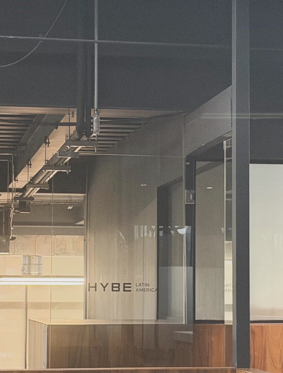 rosais86650's tweet photo. Entonces sí hay oficinas de HYBE LATAM... nos pasas la dirección? Es que ya va siendo hora de mandar unos carritos de protesta; se están tardando demasiado en proteger a los chicos 🫩 https://t.co/VIKxPK1X8Y