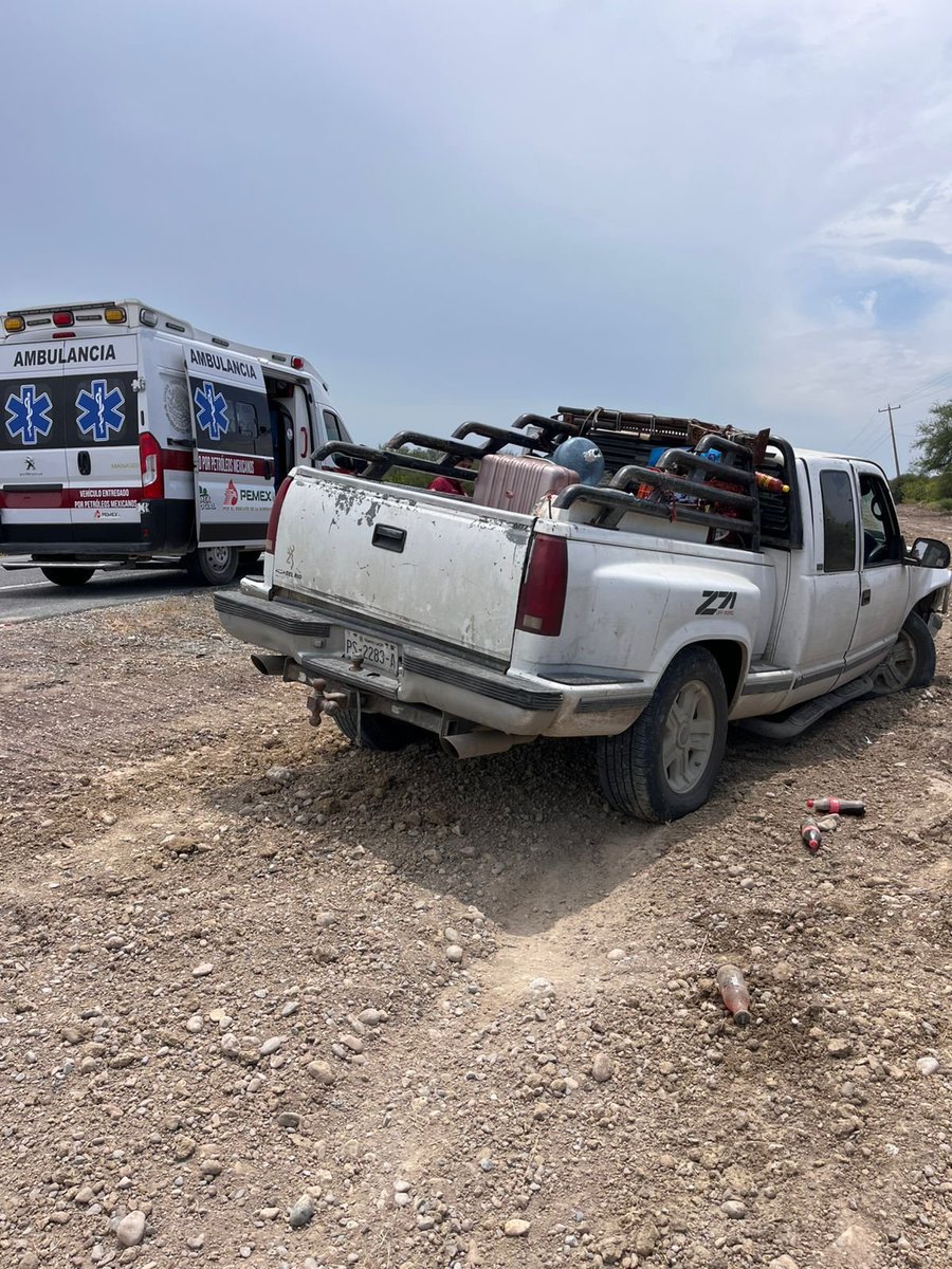 MartinJuarez64's tweet photo. 🚑 La familia regresaba del poblado La Pesca con destino a Nuevo León cuando ocurrió el accidente en el km 36 de la carretera Victoria–Soto la Marina. Autoridades estatales apoyaron en las labores de auxilio. Los menores resultaron ilesos. #CiudadVictoria https://t.co/3MM6K3HtLU