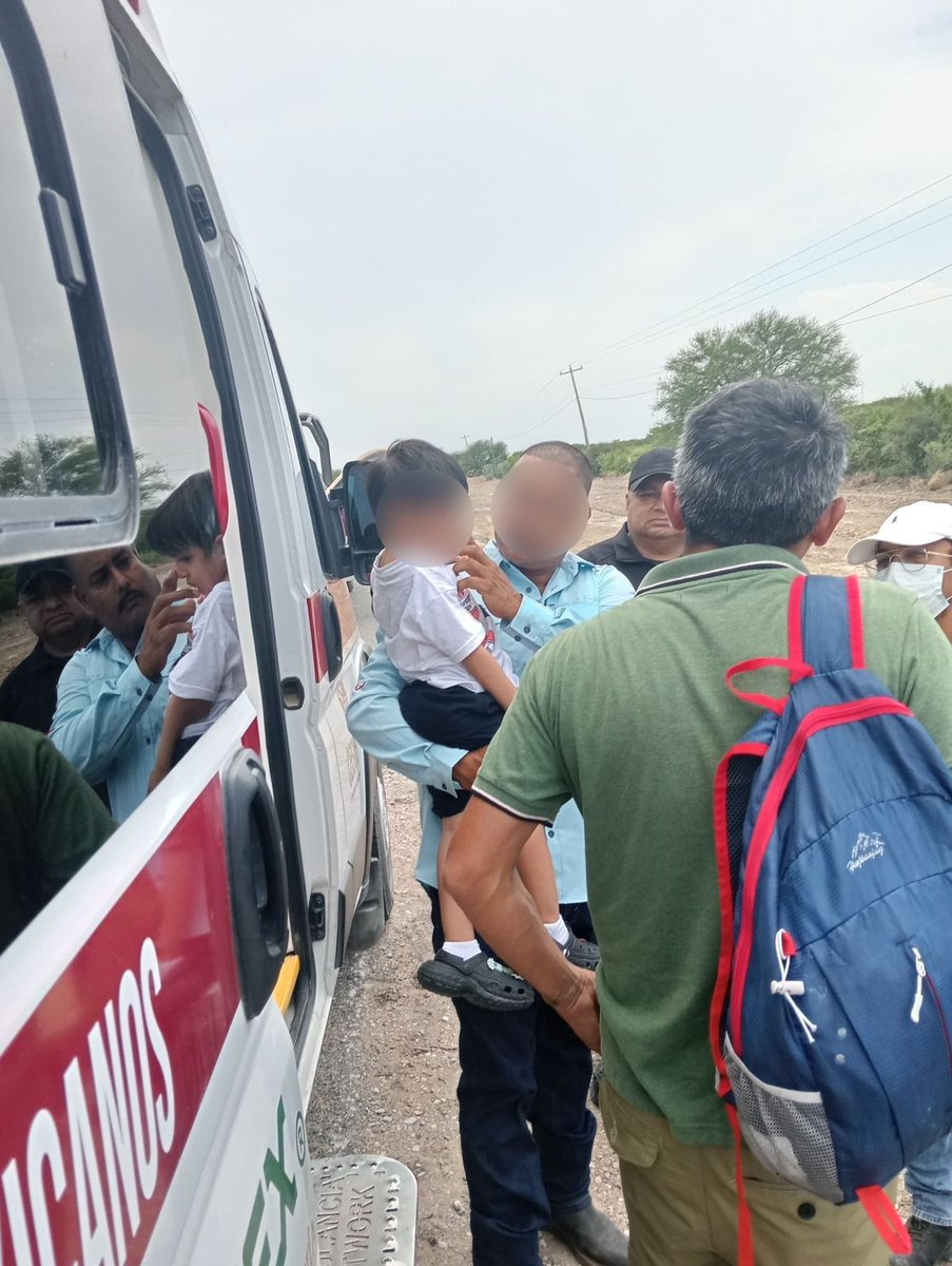 MartinJuarez64's tweet photo. 🚑 La familia regresaba del poblado La Pesca con destino a Nuevo León cuando ocurrió el accidente en el km 36 de la carretera Victoria–Soto la Marina. Autoridades estatales apoyaron en las labores de auxilio. Los menores resultaron ilesos. #CiudadVictoria https://t.co/3MM6K3HtLU