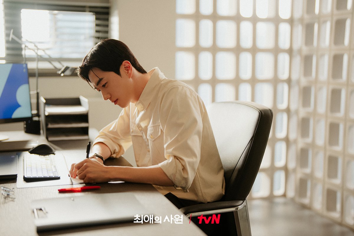 CJnDrama's tweet photo. 최애의 사원 NEWS📰 이달의 경제인 '강하기'
비주얼부터 능력까지 뛰어난 대표님 등장!
그래서 이력서는 어디로 내면 될까요..?🤩

오피스 성장 로맨스 <최애의 사원>
8/3 [월] 저녁 8:50 첫 방송 | tvN

#tvN #최애의사원 #MyBiasMyBoss
#강훈 #김혜준 #차우민
#즐거움엔20tvN #스트리밍은TVING https://t.co/fRCwRt1vCa