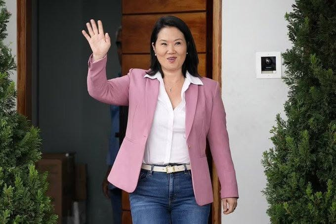 SoftWarNews's tweet photo. 🇵🇪🇮🇱 PERLUASAN AKUNTANSI ISAAC?

Keiko Fujimori dan Aliansi Amerika Latin Israel yang Berkembang

Komisi pemilihan Peru secara resmi menyatakan kandidat sayap kanan Keiko Fujimori sebagai pemenang pemilihan presiden putaran kedua yang berlangsung ketat melawan kandidat sayap kiri Roberto Sánchez Cerón, menjadikannya presiden wanita pertama Peru.

Keiko Fujimori adalah putri dari mantan Presiden Alberto Fujimori, yang rezimnya pada tahun 1990-an menjalin hubungan industri militer yang erat dengan Israel yang terus membentuk kebijakan luar negeri Peru hingga saat ini.

Selama masa kepresidenan Alberto Fujimori, kepala intelijennya Vladimiro Montesinos menggunakan pedagang senjata Israel termasuk pilot Angkatan Udara Israel Moshe Rothschild, untuk mengamankan puluhan jet tempur bagi militer Peru.

Setelah runtuhnya rezim tersebut pada tahun 2000, Peru berupaya mengekstradisi Rothschild dari Israel, tetapi hubungan tersebut tetap bertahan.

Baru-baru ini, Kementerian Pertahanan Peru menyelesaikan kontrak besar dengan perusahaan pertahanan Israel, Elbit Systems (awalnya senilai $60 juta USD) untuk meningkatkan kemampuan militer negara tersebut, memperkuat kemitraan strategis di Amerika Latin.

Mantan Presiden Alejandro Toledo, yang menggantikan Alberto Fujimori, juga mempertahankan hubungan dekat dengan Israel. Istrinya, Eliane Karp, memiliki kewarganegaraan Israel. Toledo bahkan melarikan diri ke Israel pada tahun 2017 di tengah tuduhan korupsi dan penyuapan.

Kemenangan Keiko Fujimori merupakan bagian dari pergeseran ke kanan di seluruh Amerika Latin. Chili, Kolombia, dan Peru semuanya telah memilih pemimpin konservatif dalam beberapa bulan terakhir. Pergeseran konservatif ini sebagian besar dipandang menguntungkan untuk memperkuat saluran diplomatik dan keamanan dengan Yerusalem.