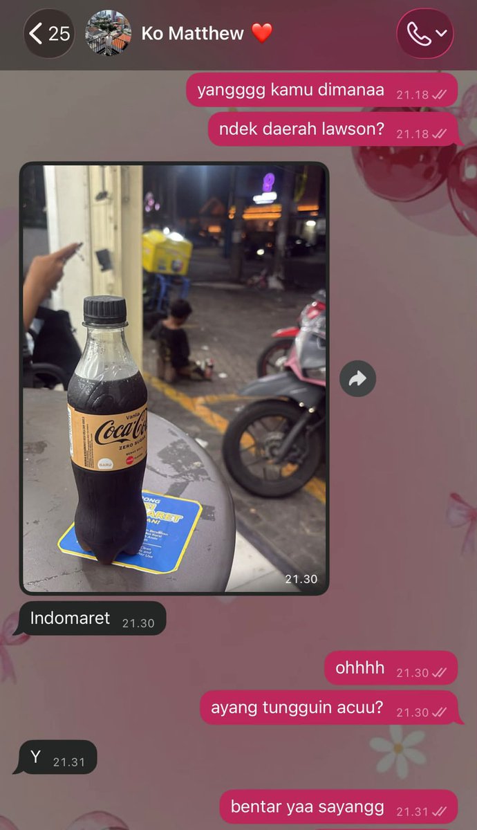 mamahmuda1_'s tweet photo. cowo orang: sweet di chat, jago ngerangkai kata-kata

cowoku: dry text tapi rela nungguin aku pulang shift malem, padahal dia udah selesai kerja dari jam 5 sore.
cuma buat jemput, ngajak aku makan malem, terus mastiin aku pulang dengan selamat dan dalam keadaan kenyang 🤍
cc: tifanyey