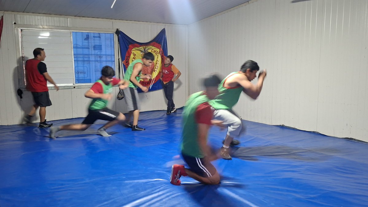 Martin01969019's tweet photo. En la Celebración del #MundialSocial2026 🇲🇽⚽️ el Profr. Ivylek Bermudez "Voluntario de la Activación Física y el Deporte" enciende el #SemáforoDeportivo 🚦de la @FAHHdeporte con clases de Lucha Olímpica en Casa de Cultura Tlamaticalli, municipio de Chicoloapan Edo. de México. https://t.co/CaUVC36i8H