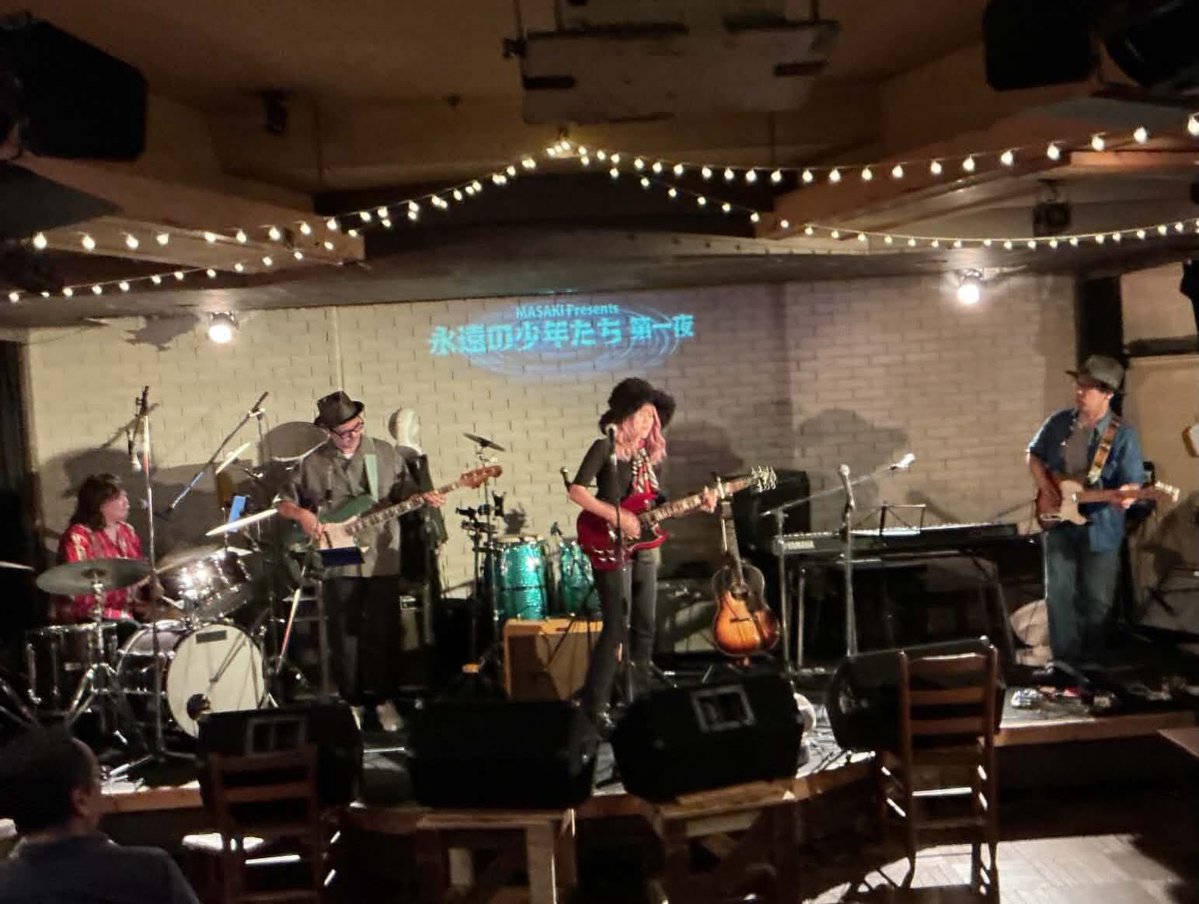 SpicyBeatPer's tweet photo. MASAKI  Presens
「永遠の少年たち LIVE 第一夜」/ 2026-06-29 Live At 横浜 THUMBS UP　　
　
この日は、なんと出演ミュージシャン40名以上
！
俺はドラムにパーカッション、ボーカルと計10曲に参加。
ほぼ全員知り合いだし、懐かしいお客さんにも久しぶりに会えて、とっても楽しいライブでした。 https://t.co/yI1fqbDPyA