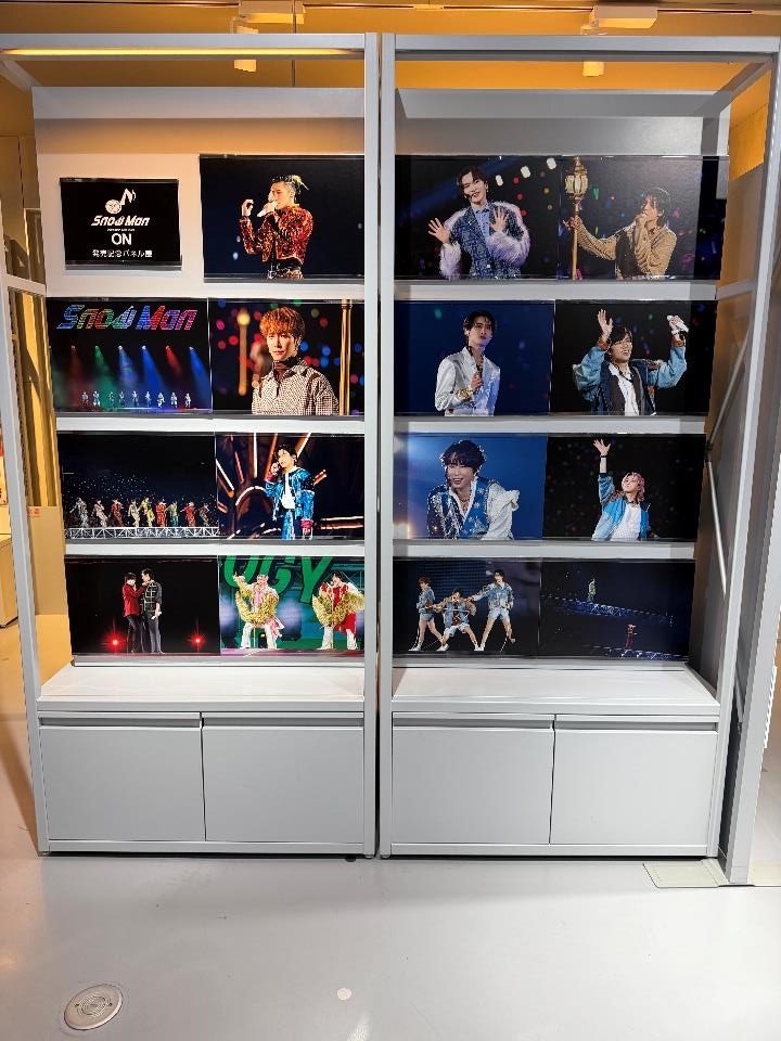 SHIBUYA_T_MUSIC's tweet photo. 【#SnowMan】
5大ドームツアーライブBlu-ray&amp;DVD『Snow Man Dome Tour 2025-2026 ON』が本日入荷⛄
5th Album「音故知新」を引っさげた、自身最大級のツアーより、12/26 東京ドーム公演を収録📀
シブツタ地下2Fでは、発売を記念して特大ビジュアル展示&amp;パネル展示開催中✨
展示期間：7/6(月)まで https://t.co/r7rVsCwxvC