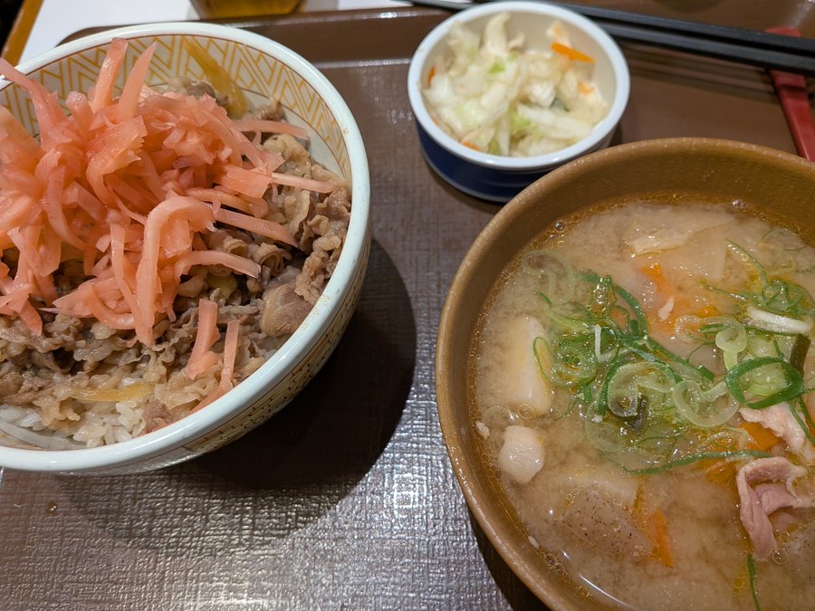 J97800952's tweet photo. すき家のとん汁ラーメンを食べてみました🎵セットで８５０円なり https://t.co/2AFJ6tjnXS