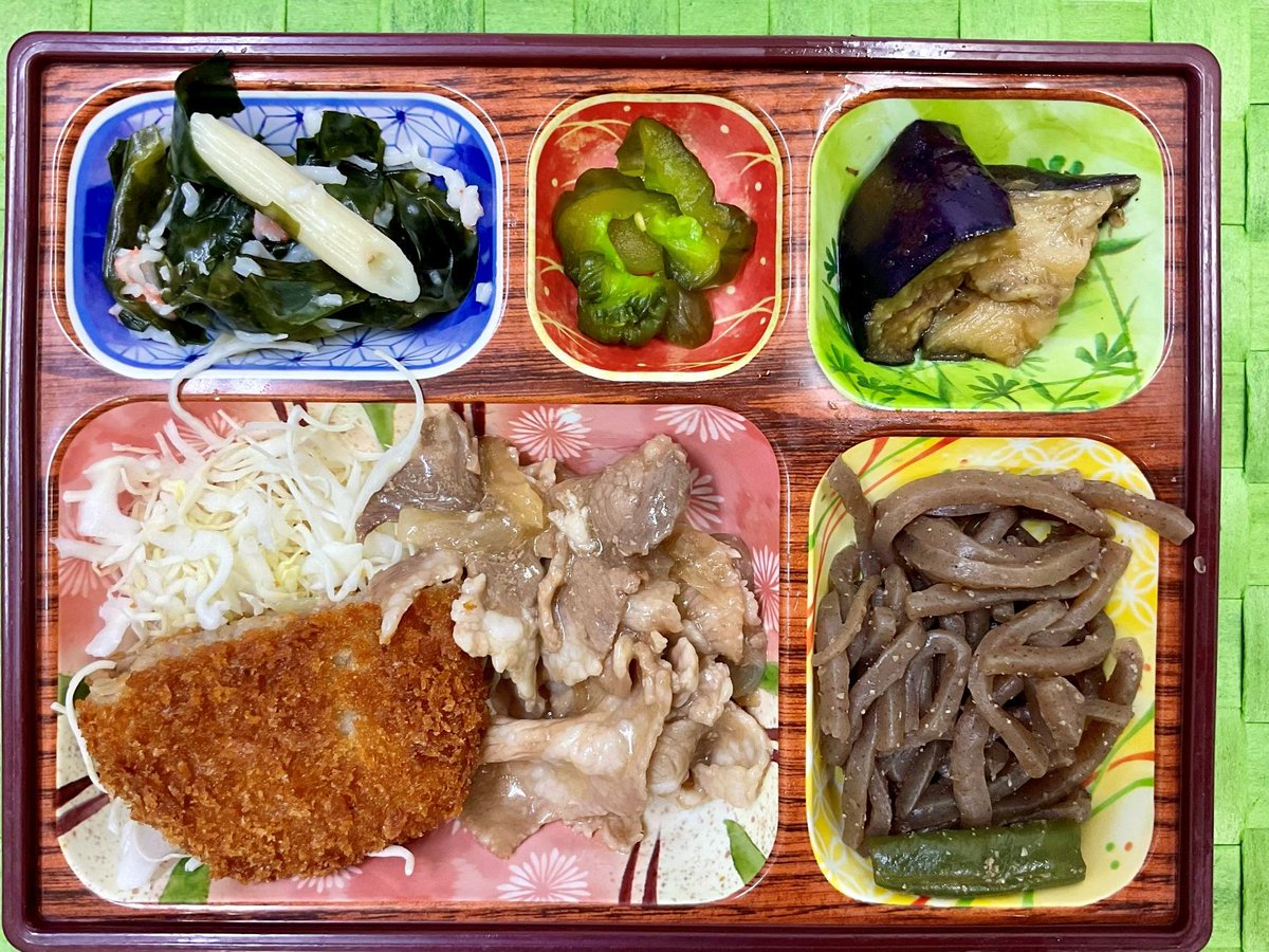 bigleaf201510's tweet photo. お昼の日替わり     
A定食：タンドリーチキン
B定食：豚の韓国風炒め＆ビーフメンチカツ https://t.co/WoVJVGklwn