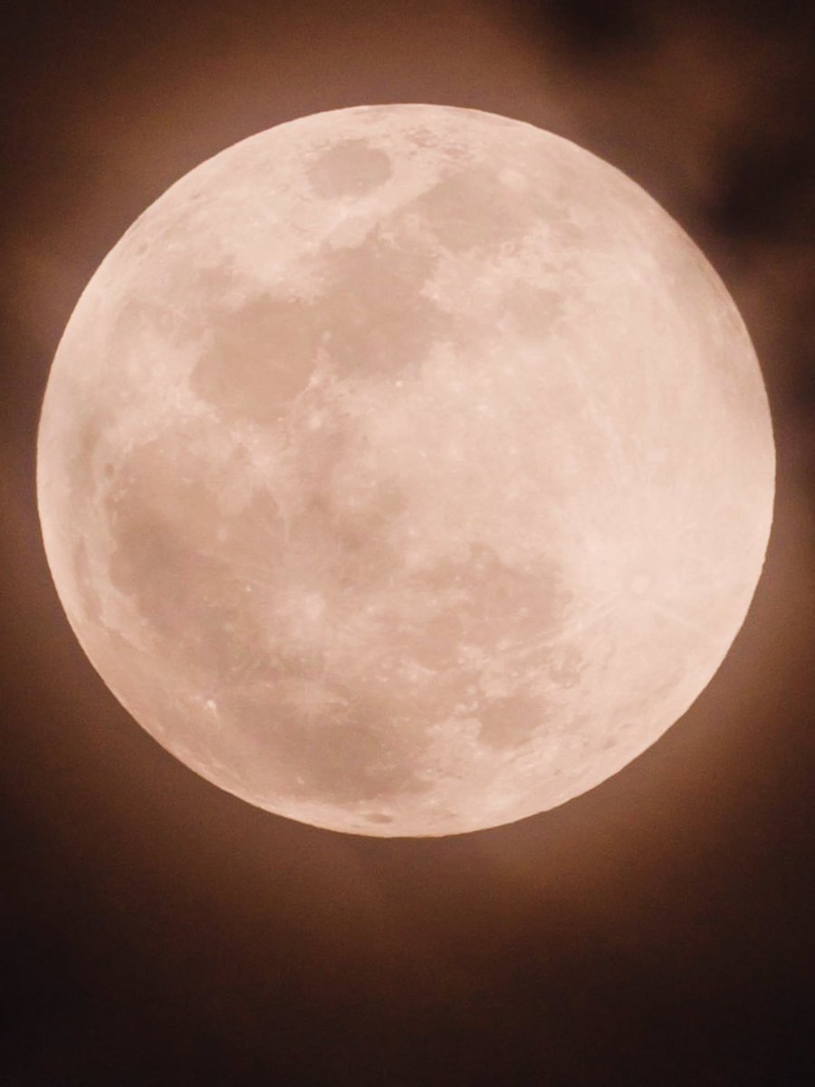 JeanSuriel's tweet photo. 🔵🔵ESPECTACULAR | Hoy ocurre la luna llena de junio con el 100% de su superficie visible iluminada: nuestro satélite natural se ubica a unos 404,522 kilómetros de distancia.

⚠️Es el tercer plenilunio en dos meses ya que en mayo ocurrieron dos lunas llenas, conocidas como luna azul (1 y 31 mayo).

⚠️Es la primera luna llena del verano 2026.

🔵¿La están viendo?

📌9:12 PM | 29.6.2026

✅️ https://t.co/WlQFg167bk 
➡️ @AgendaClimatica 
▶️ https://t.co/OBEFwksFsW