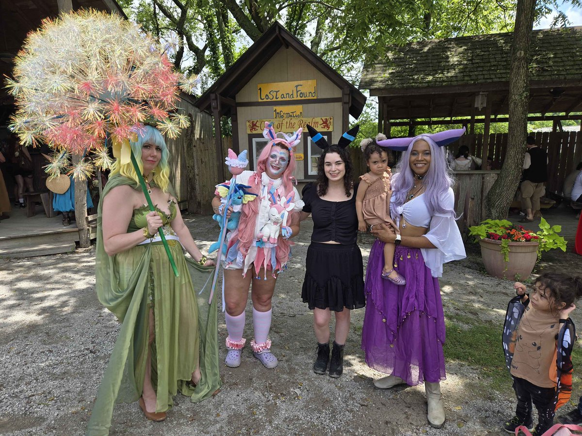TheAngieChu's tweet photo. I absolutely swear that Elena had a fun time at the #KentuckyRenaissanceFaire on Sunday! But we saw this photo and all started cracking up, her included!! She said “Why I make that face??” I don’t know, babygirl, why DID you make that face? 🤣
#rbf #eeveelutions #cosplayers https://t.co/whfxuqmoXJ