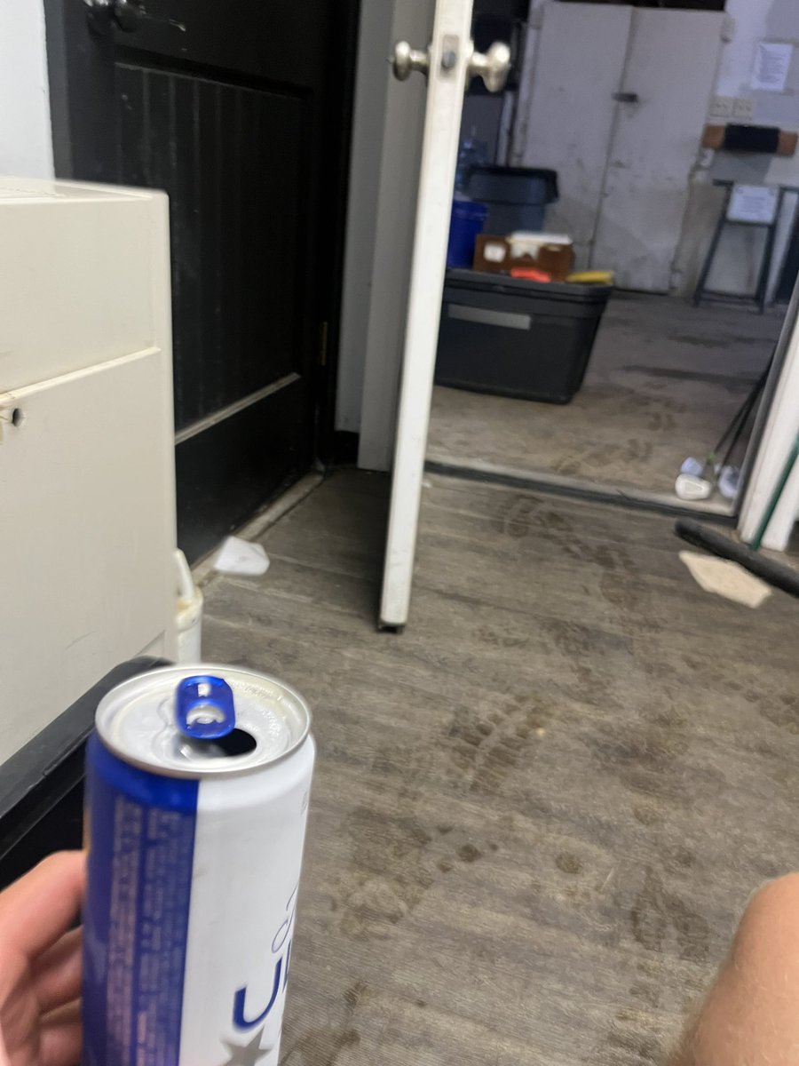 Sports128933's tweet photo. Son of a bitch is cold. Cart staff cold one hits little different on days like this. 
#expand #Lank #coldbeer #hot https://t.co/UA7ulEgYvJ
