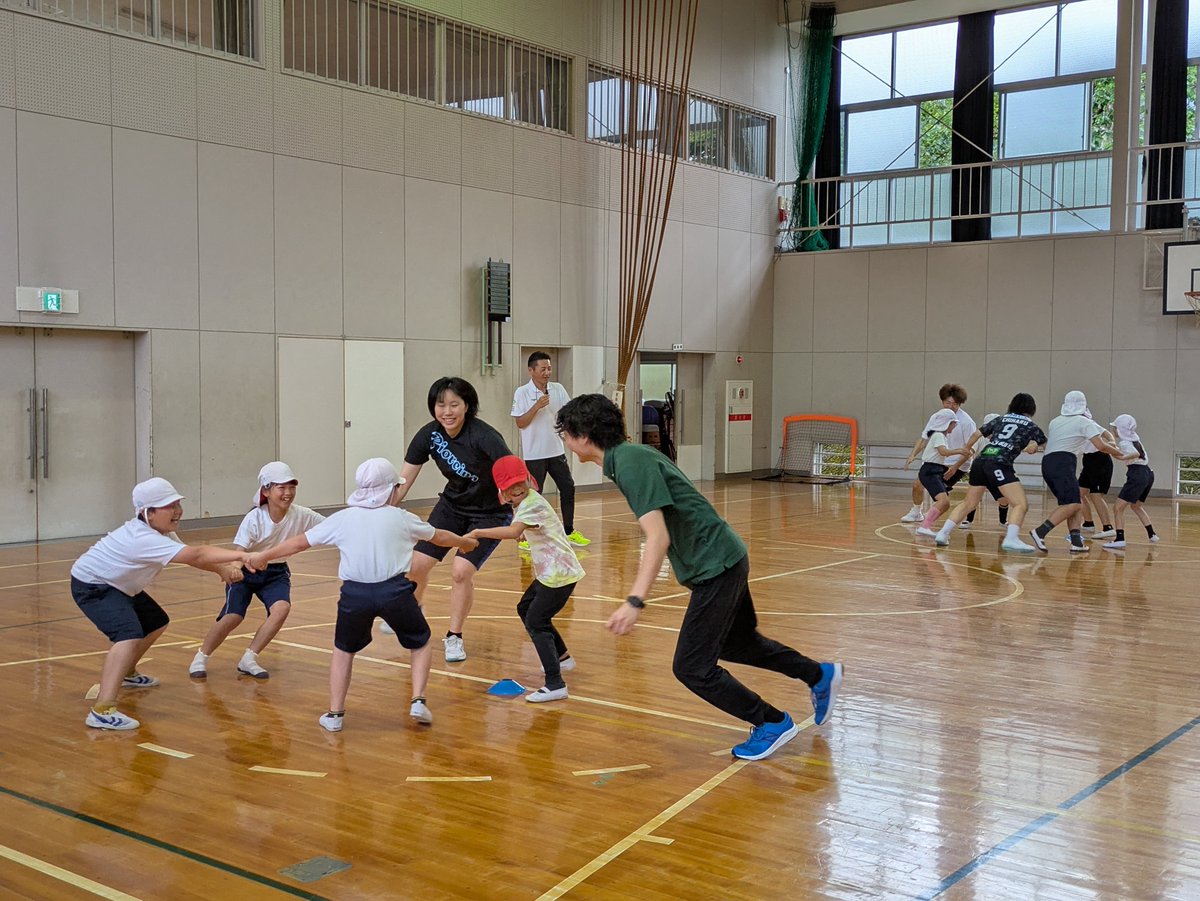 GIFUNITE's tweet photo. 6月25日に #JAぎふリオレーナ と #飛騨高山ブラックブルズ岐阜 の選手たちが「中津川市立付知南小学校」を訪問し、体育の時間で一緒に運動遊びをしました！

#GIFUNITE #つよいぞぎふっ子プロジェクト #ACP https://t.co/KWavs1vkeB