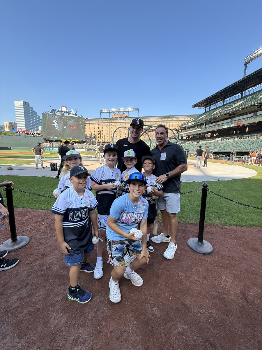 TeelsBaseball's tweet photo. 9U @teelravens_baseball team on the field with Kyle for batting practice before tonight’s game at Camden Yards!⚾️

#mlb #baseball #whitesox #newjersey https://t.co/rHpqzdP7ta