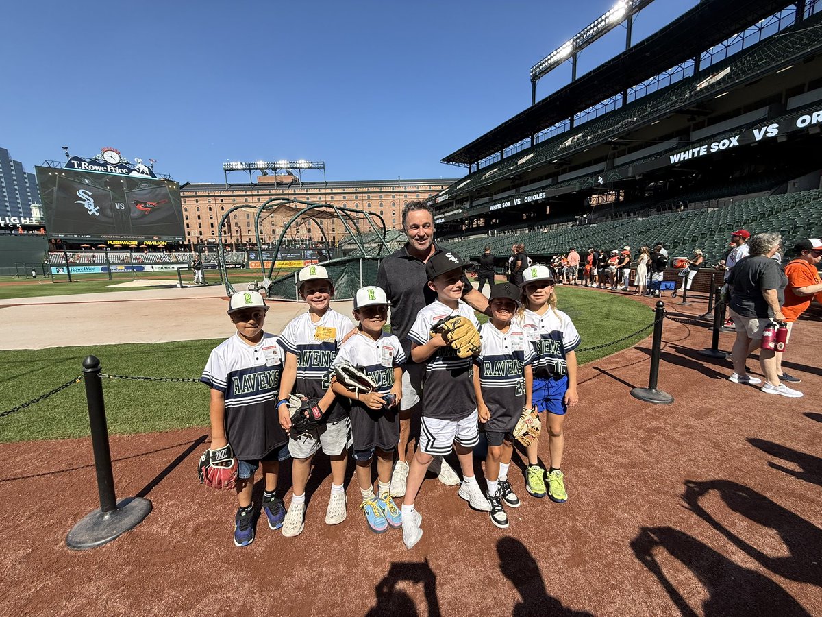 TeelsBaseball's tweet photo. 9U @teelravens_baseball team on the field with Kyle for batting practice before tonight’s game at Camden Yards!⚾️

#mlb #baseball #whitesox #newjersey https://t.co/rHpqzdP7ta
