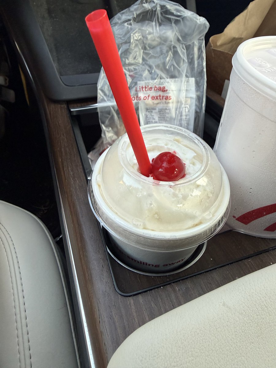 HowardFeltFR's tweet photo. Made a core memory at 11 years old watching my team win a World Cup, setting up a lifetime of unrealistic expectations and a dopamine hit that I will never be able to replicate. Chick fil a peach milkshake: https://t.co/HSC5qDyAnD