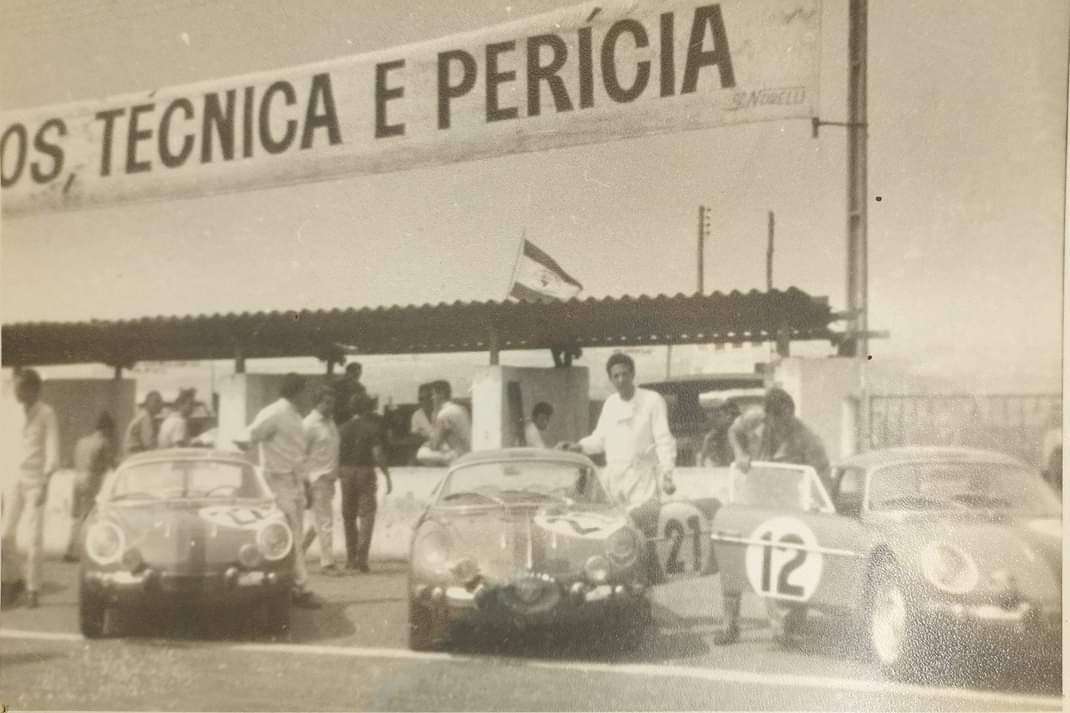 AlexTMS's tweet photo. @Igor18535672Gui @Voltarapida Eles eram rústicos assim também. Só havia uma mureta na frente, sem pitlane. Essas foram as únicas fotos que encontrei de momento, mas lembro de ter visto imagens melhores anos atrás. https://t.co/8hVoFMRWWu