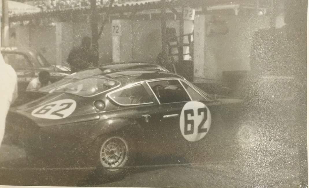 AlexTMS's tweet photo. @Igor18535672Gui @Voltarapida Eles eram rústicos assim também. Só havia uma mureta na frente, sem pitlane. Essas foram as únicas fotos que encontrei de momento, mas lembro de ter visto imagens melhores anos atrás. https://t.co/8hVoFMRWWu