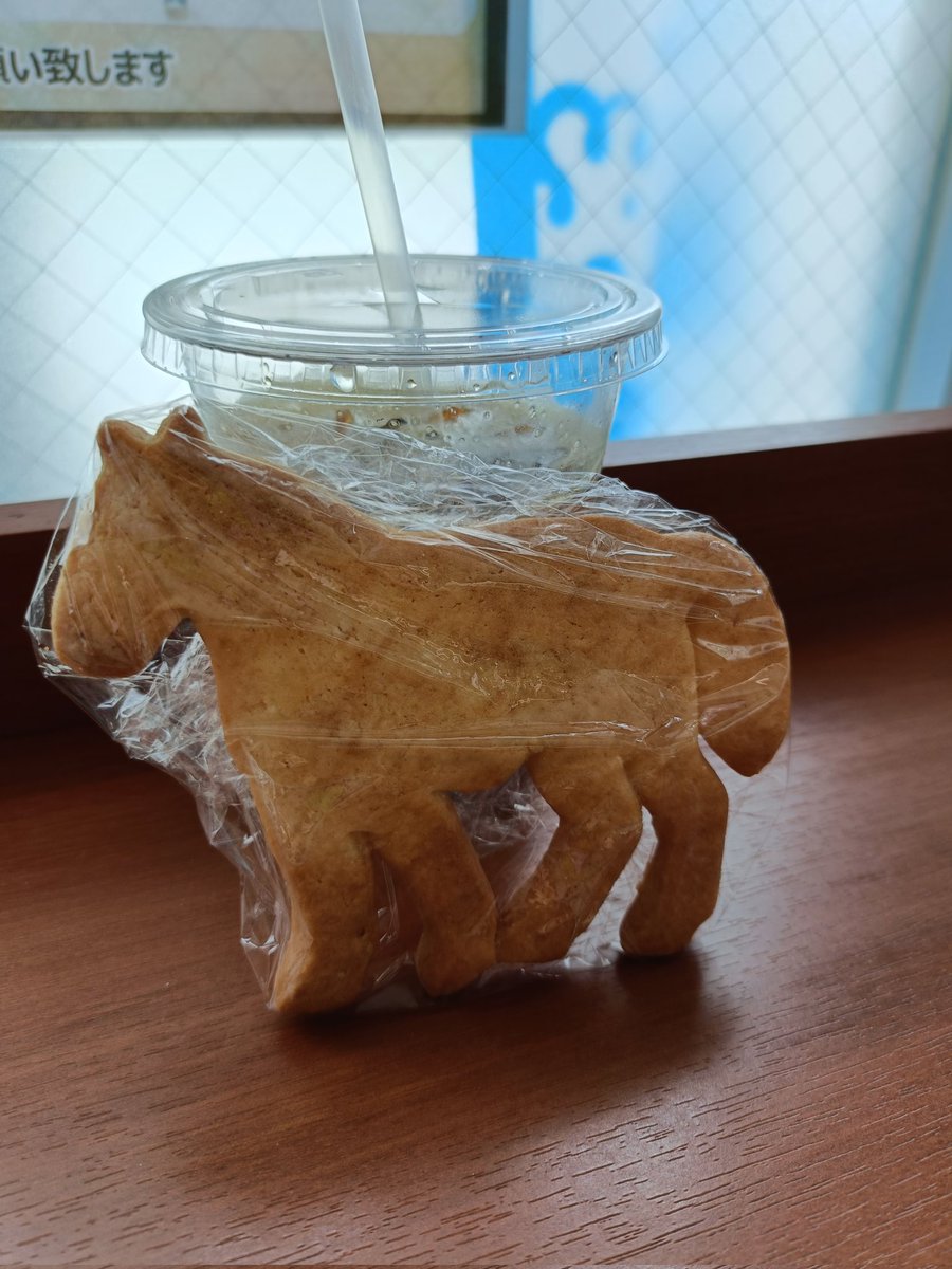 crossuzume's tweet photo. 久々にホール。今月からちょっと減らし気味（特に混む週末）。お裾分け馬クッキーを持参。途中スーパーで買い物したら「ゾロ目ですね」と言われ「777 のほうが良かったですけどね☺️」と答えました♪ https://t.co/ZMz5lrE1Hg
