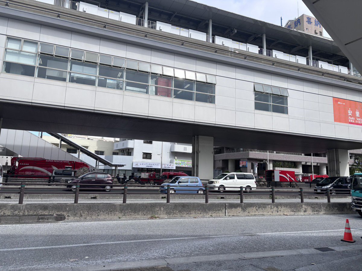 localOKINAWA's tweet photo. 【沖縄県地元情報局】

那覇市安里駅前　330号線　北向け
刺激臭により調査中のようで
消防車やパトカーがいます

通行止めも行なっているようです。
ご注意下さい！

シェアお願いします‼︎

”ゆいまーる”で実現する地域の移動手段🚗
女性専用ライドシェアWely
⇩みてみる⇩
https://t.co/AUAGpMob6S https://t.co/FVWeZRLy8w