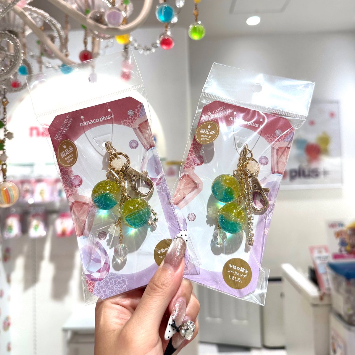 ame_project's tweet photo. 💫ソラマチ店💫
本日は【キラキラ飴のバッグチャーム そらまる】をご紹介🍬
ブルーからイエローのグラデーションがとても綺麗です💛
こちらはソラマチ店限定商品✨
ぜひ店頭でご覧ください☺️(A)

#nanacoplus
#ナナコプラス
#七子加
#東京ソラマチ
#solamachi
#本物の飴
#飴のアクセサリー https://t.co/JsfjTtWh3a