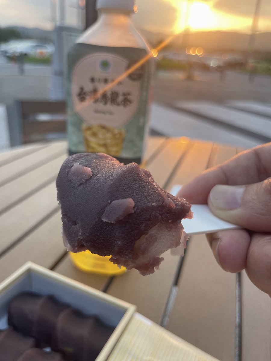 toofoolcamper's tweet photo. 夕陽を眺めながら浜松で赤福。

うまい😋✨ https://t.co/djEmMoHsAn
