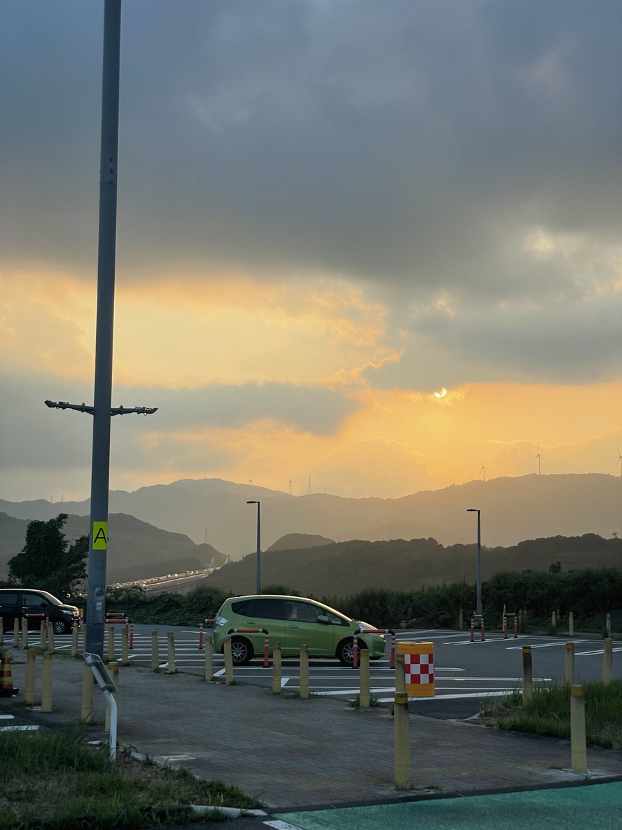 toofoolcamper's tweet photo. 夕陽を眺めながら浜松で赤福。

うまい😋✨ https://t.co/djEmMoHsAn