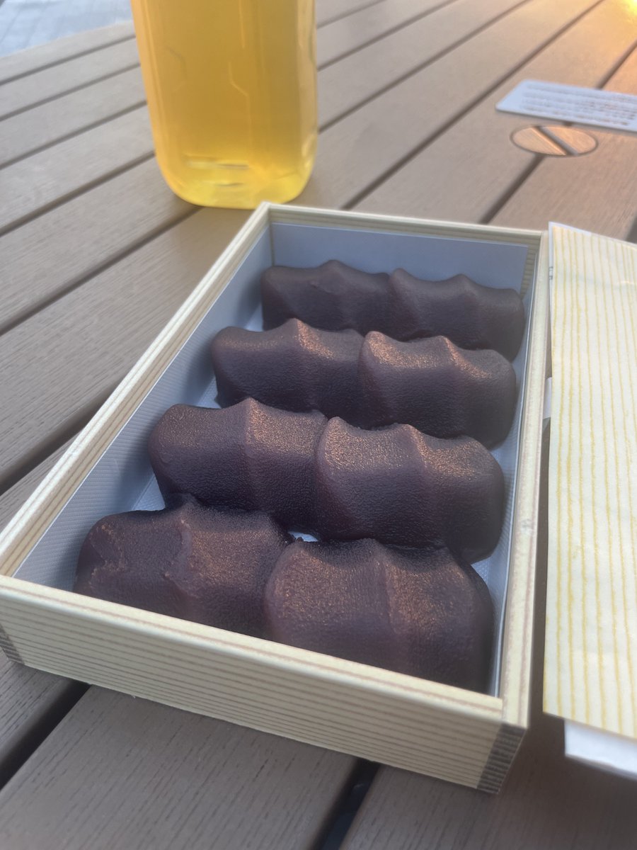 toofoolcamper's tweet photo. 夕陽を眺めながら浜松で赤福。

うまい😋✨ https://t.co/djEmMoHsAn