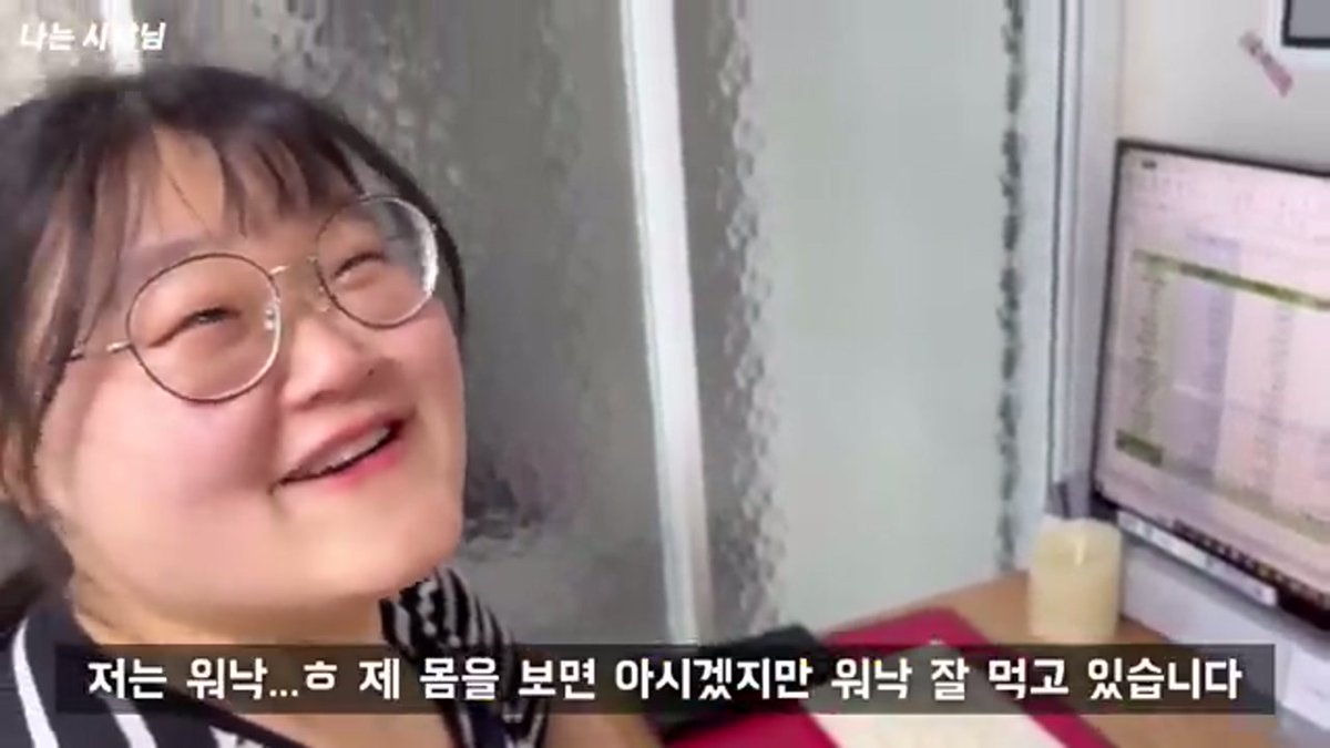 studying_stone's tweet photo. 최저시급 받던 사람이 2억 모은 이야기에서
제일 무서운 건 절약액이 아니었음

처음엔 그냥 독한 절약 영상인 줄 알았음.

9평 원룸,
낮은 월급,
교통비 아끼려고 걷는 습관,
말도 안 되게 낮은 생활비.

이런 장면만 보면
“저렇게까지 살아야 하나” 싶음.

근데 영상에서 더 크게 보였던 건
돈을 안 쓰는 것보다
자기 삶을 끝까지 숫자로 확인하는 태도였음.

식비가 얼마나 나갔는지,
통신비가 얼마인지,
이번 달에 뭐가 새는지,
돈 버는 작은 일들을 어떻게 붙였는지.

감으로 살지 않고 전부 보면서 바꾼 거임.

물론 이 방식을 그대로 따라 하기는 어렵고,
따라 할 필요도 없다고 봄.

2030이 매번 두 시간씩 걸어 다니고
모든 소비를 끊는 건 현실적이지 않음.

대신 배울 건 있음.

내 월급이 적다고 포기하기 전에
내 돈이 어디서 새는지 숫자로 봤는지,
작은 부수입을 붙일 수 있는지,
1년 뒤 내가 덜 불안한 방향으로 움직이고 있는지.

2억이라는 숫자보다
그 숫자까지 가는 동안 매달 확인한 기록이 더 세 보였음.

출처: 나는 사장님