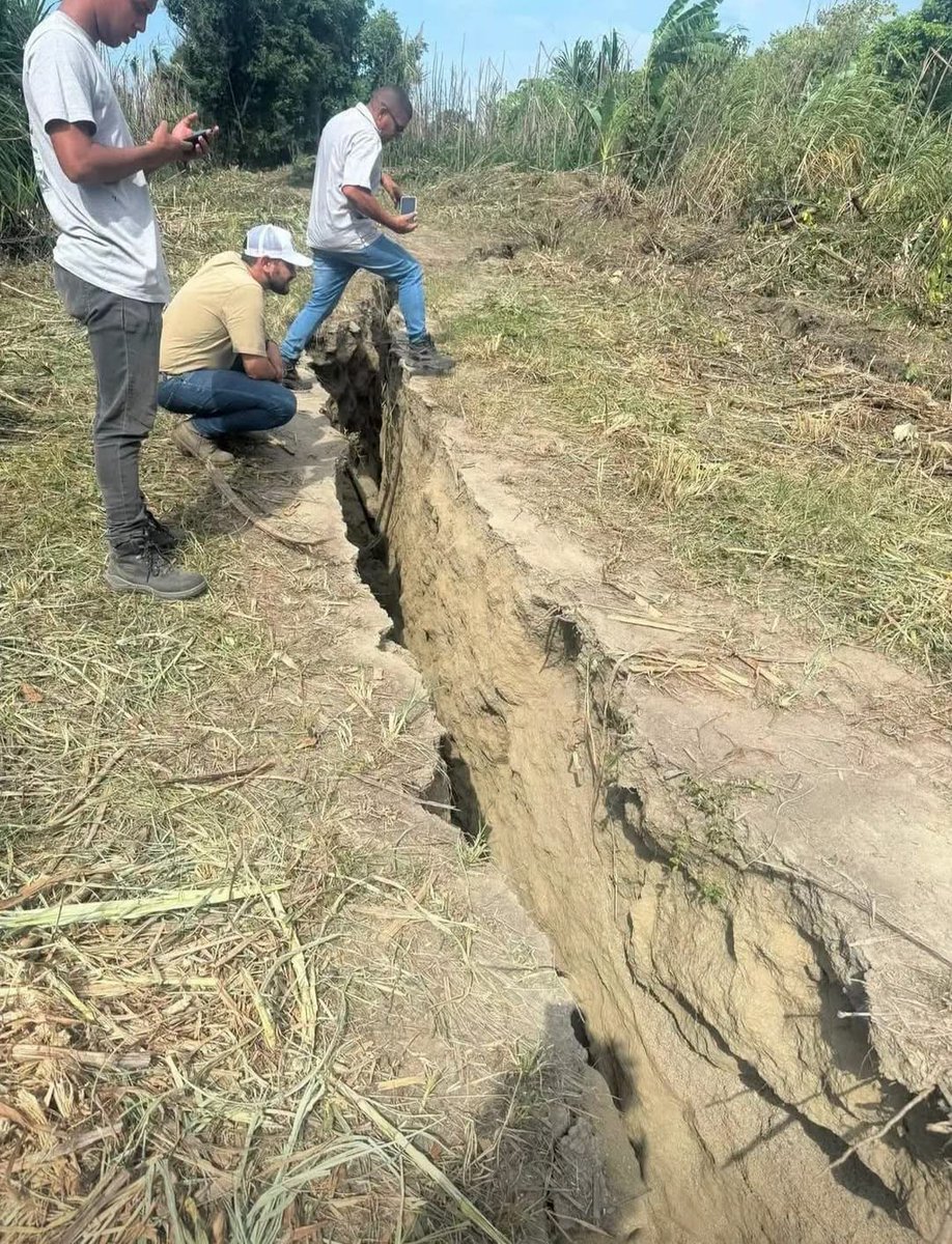 daryono_eq_talk's tweet photo. Gempa Venezuela yamh terjadi akibat pergeseran shallow strike-slip faulting (sesar geser dangkal) menciptakan dugaan surface rupture, menyebabkan pergeseran di sepanjang jalur sesar yang merusak infrastruktur, jalan, dan permukiman.
---
@Mas_Annadwi 
Source : Instituto Nacional de Geología y Minería (INGEOMIN)