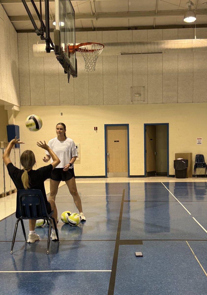 carolinebarbee's tweet photo. Mondays are for the Setters ✋🏻🏐🤚🏻 https://t.co/4KglnySx3T