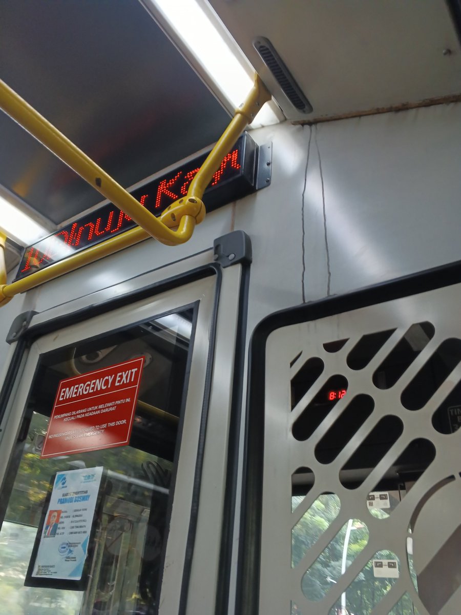 julyvelour's tweet photo. Hari ini 30 Juni 2026 masih lumayan padat penumpang naik dari Pulomas. Sementara 7F estimasi waktunya bisa dilihat sangat jauh dibandingkan 10D. lanjutkan 10D jangan dihapus! @PT_Transjakarta https://t.co/o0Uj9lxd42