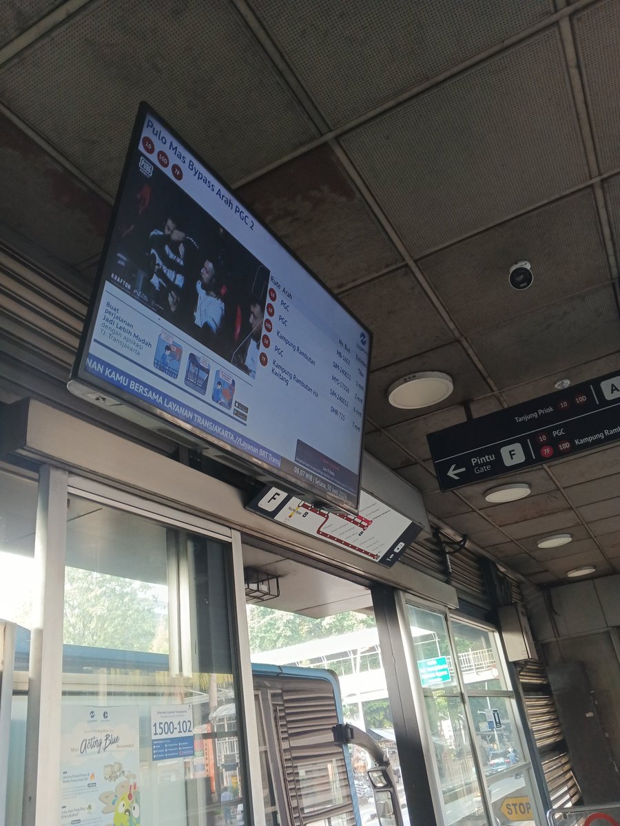 julyvelour's tweet photo. Hari ini 30 Juni 2026 masih lumayan padat penumpang naik dari Pulomas. Sementara 7F estimasi waktunya bisa dilihat sangat jauh dibandingkan 10D. lanjutkan 10D jangan dihapus! @PT_Transjakarta https://t.co/o0Uj9lxd42