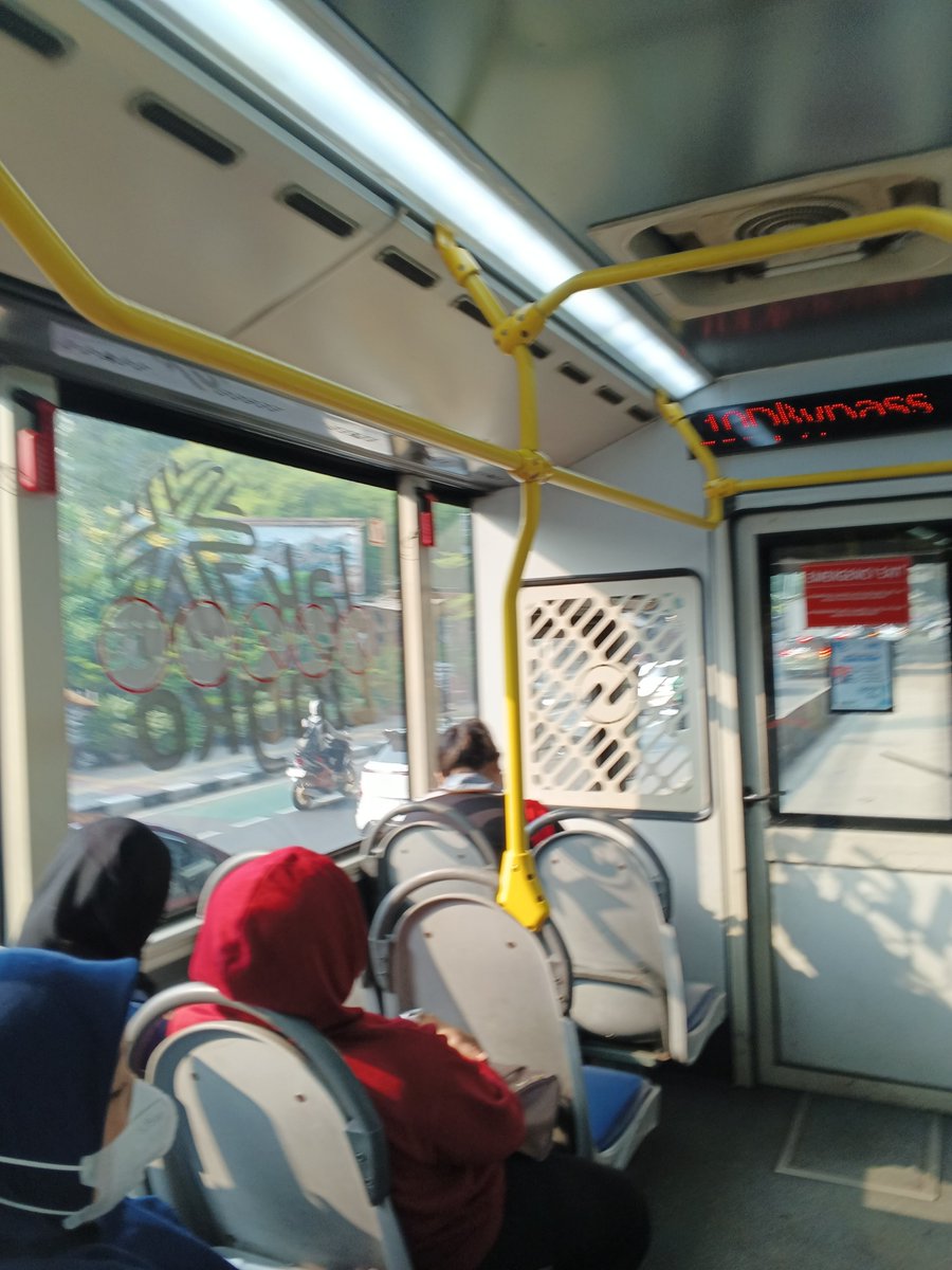 julyvelour's tweet photo. Hari ini 30 Juni 2026 masih lumayan padat penumpang naik dari Pulomas. Sementara 7F estimasi waktunya bisa dilihat sangat jauh dibandingkan 10D. lanjutkan 10D jangan dihapus! @PT_Transjakarta https://t.co/o0Uj9lxd42