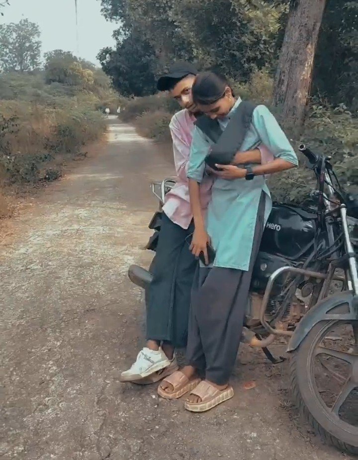 Najir_Hussain88's tweet photo. कुछ लड़कियां पढ़ाई के नाम पर अपने माता पिता की आंखों में धूल झोंक कर आशिक के साथ रील लाइफ के मजे लेती नजर आ रही हैं।

आखिर Gen Z पीढ़ी को हो क्या गया है जो अपने अभिभावक के मान सम्मान को सरेआम नीलाम कर रही हैं। https://t.co/4HzaHDkdSk