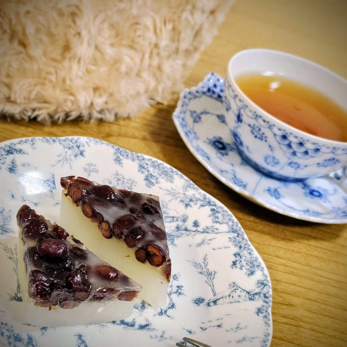Add1ct3d_y's tweet photo. 今日は夏越の祓
最近どうにも良くないことが起こるので、穢れを祓い、無病息災を願います

もっちもちの外郎に小豆、美味しい♡

ロイヤルコペンハーゲン／ブルーフルーテッドフルレース
ほうじ茶、水無月

#茶好連　#木漏れ日のお茶会 https://t.co/L1a8mLq2tk