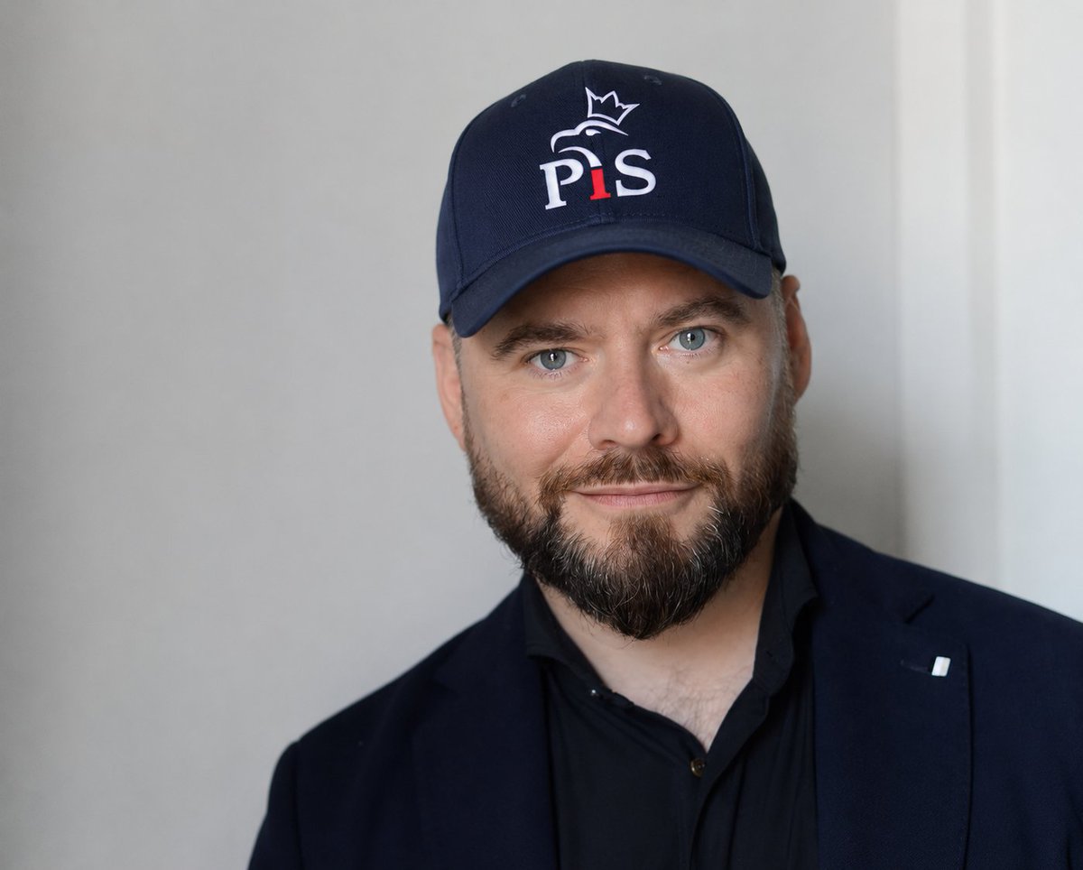 Andy21Pol's tweet photo. @ZespolBrauna Krzysio co ma pisowskie pysio. I przekaz też. https://t.co/RNYEP8trxz